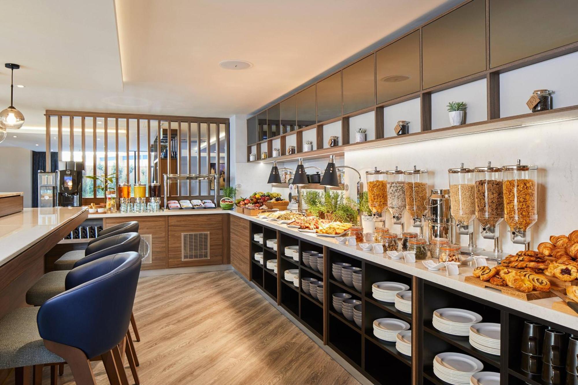 Hotel Courtyard By Marriott London Heathrow Airport Harlington  Zewnętrze zdjęcie
