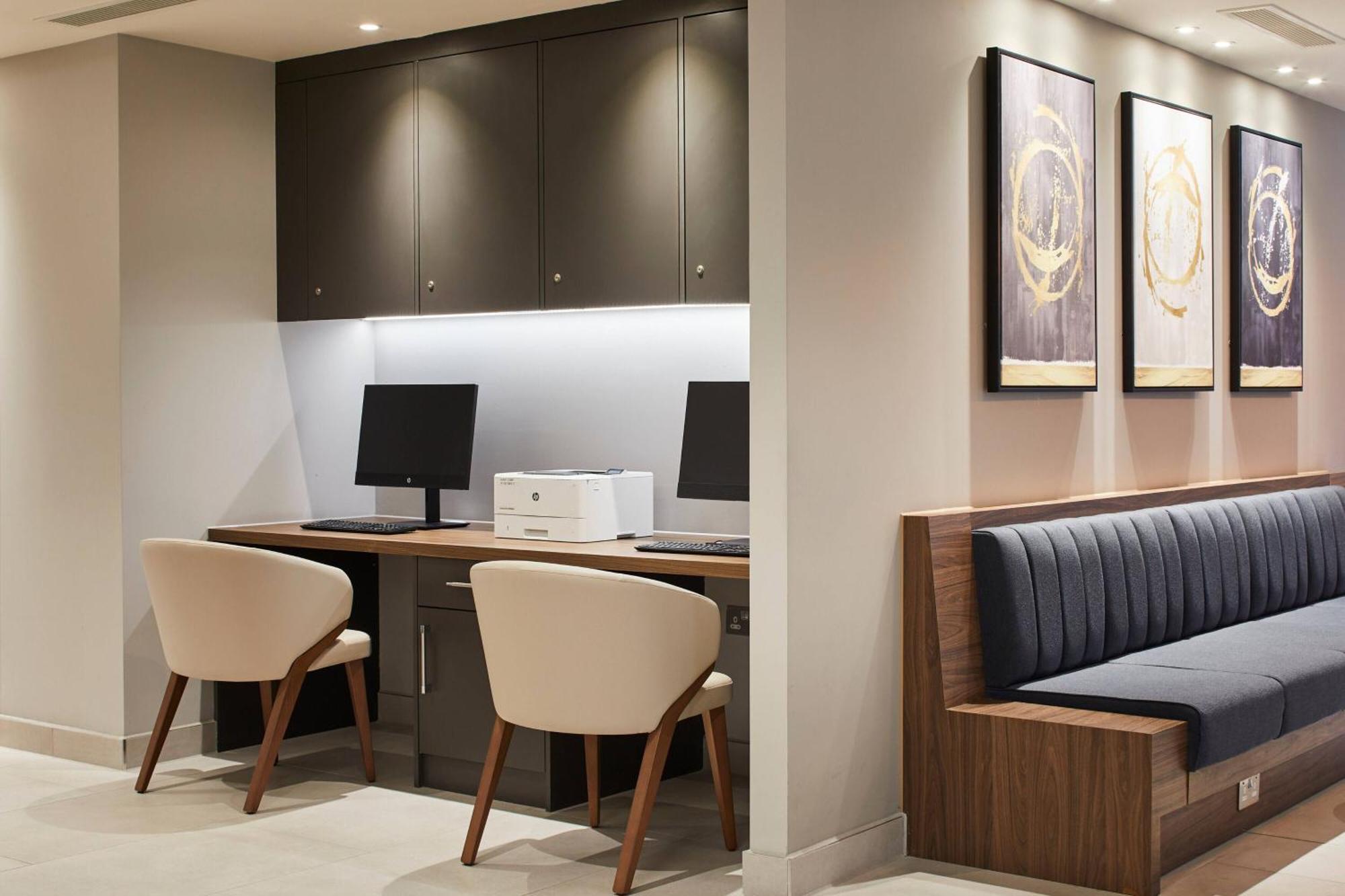 Hotel Courtyard By Marriott London Heathrow Airport Harlington  Zewnętrze zdjęcie